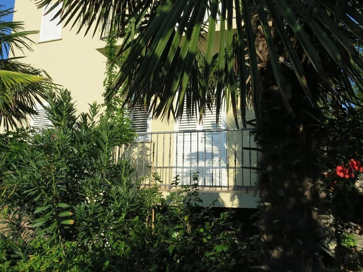 Apartments Rea Cres